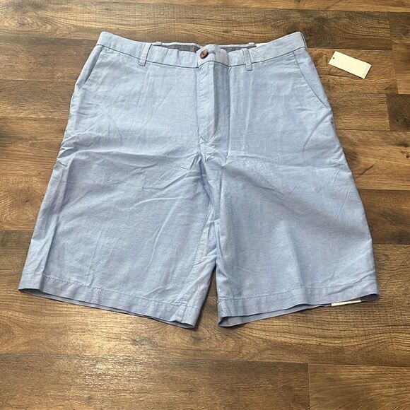 Izod flat front shorts. Size 32. Length 10.5 - Picture 2 of 4